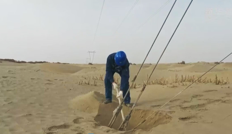 新疆这名电工，干活为什么要用“锄头”？